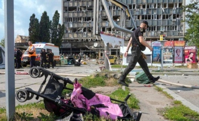 Comment punir les responsables de crimes de guerre depuis le début de la Grande Guerre : un marathon médiatique de la Coalition à l'occasion du dixième anniversaire de l'invasion russe Image d'illustration. La Russie lance une attaque de missiles sur Vinnytsia, le 14 juillet 2022. Photo : AP